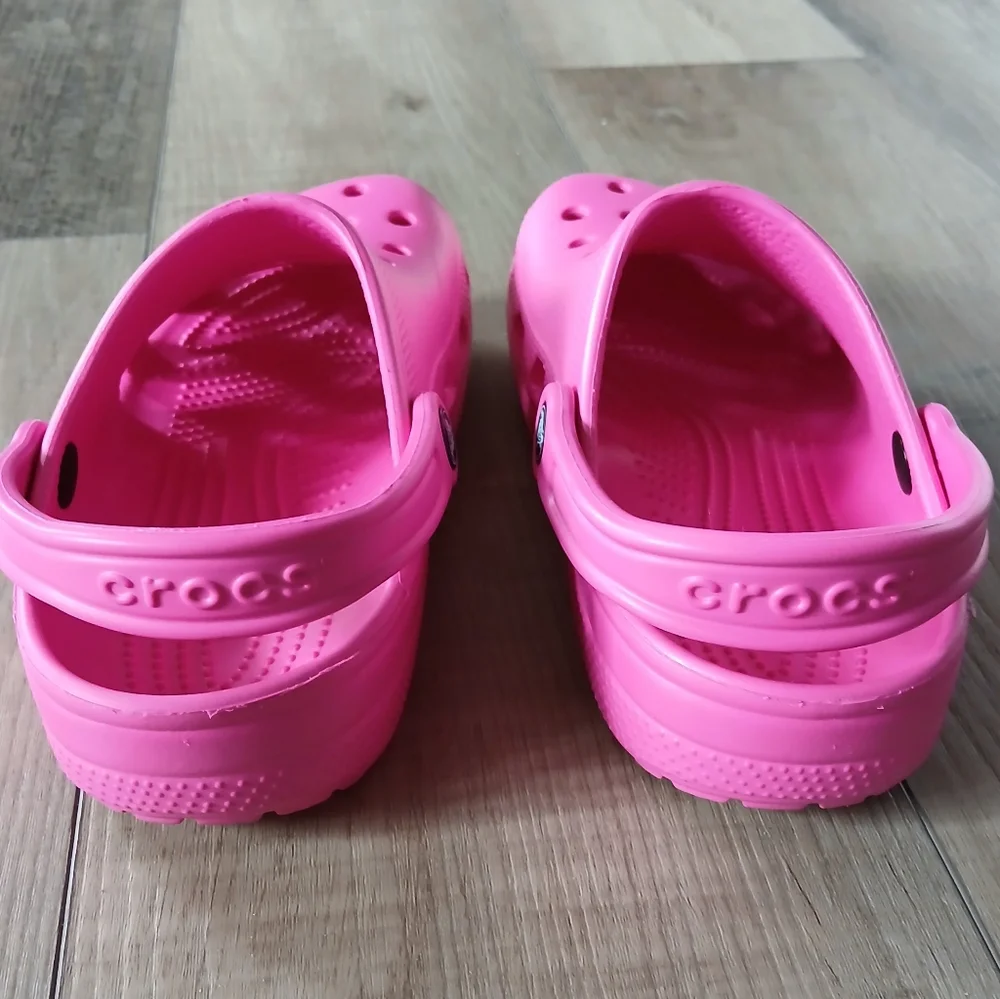 Crocs Classic Clog in Pink. Size J5 (Big Kids 5+)